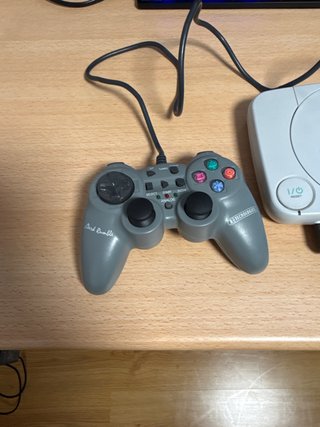 PlayStation 1 con Mando y Juego