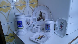 Lote de piezas de cerámica con motivos militares