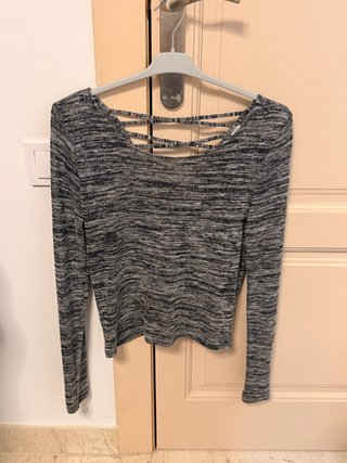 Camiseta de manga larga gris y negra