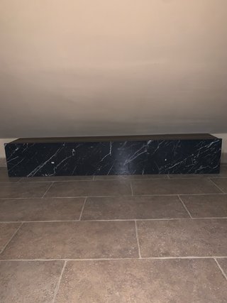 Mueble de TV negro y marrón para salon