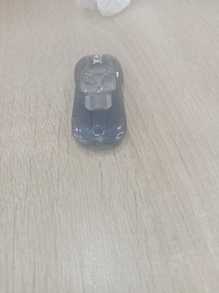 Coche de juguete deportivo gris