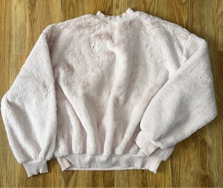 Sudadera de pelo rosa Bershka. Talla S