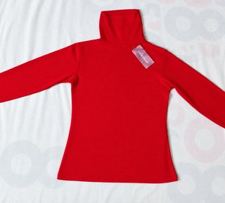 Camiseta de Manga Larga y Cuello Alto Roja
