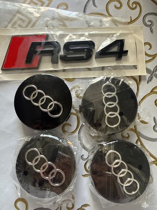 Set de Emblema RS4 y 4 Tapabujes Audi