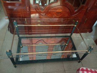 Mesa de centro con estructura verde y dorada