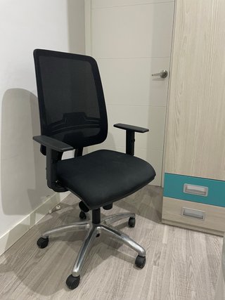 Silla de oficina ergonómica con reposabrazos