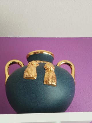 Jarrón de cerámica azul y dorado