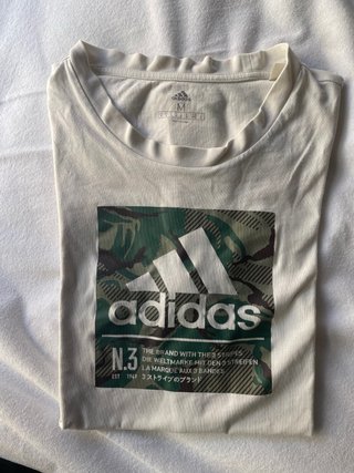 Camiseta adidas blanca con estampado