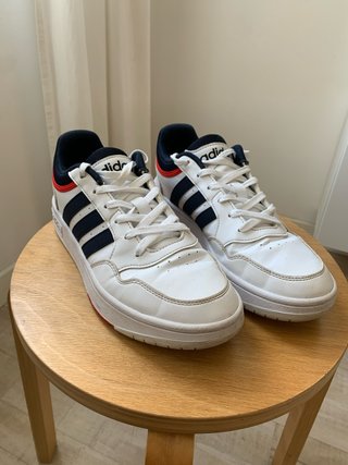Zapatillas adidas blancas y azules