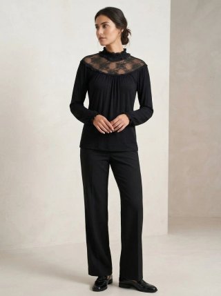 Blusa negra Zara con detalles de encaje