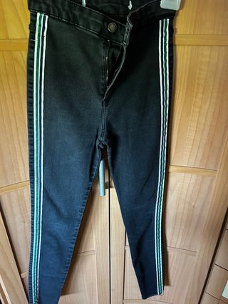 Pantalón Negro con Rayas Laterales