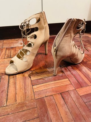 Zapatos de tacón beige