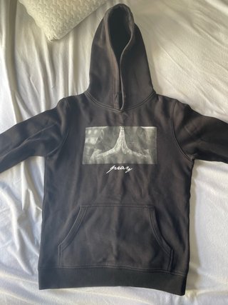 Sudadera negra con capucha Pray