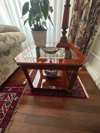 Mesa de rincón clásica de madera y cristal