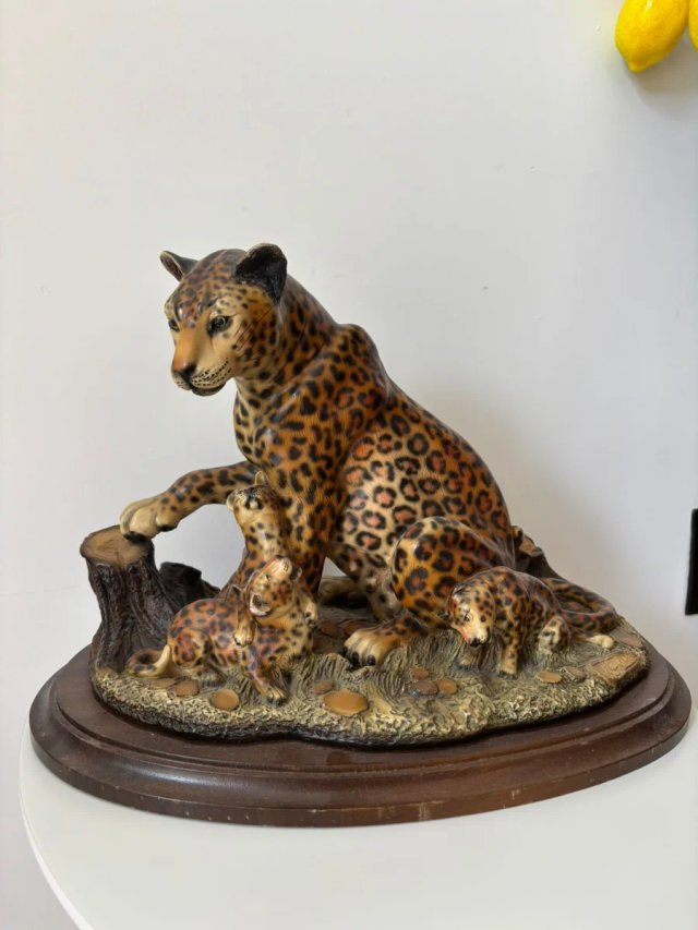 Escultura Vintage de Leopardo con Crías