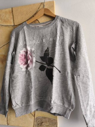 Sudadera Gris con Estampado Floral
