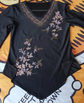 Camiseta Negra con Bordado Floral