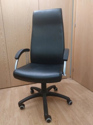 Silla de oficina negra con ruedas