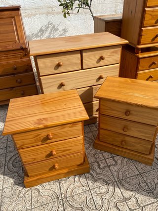 Conjunto de Cajonera y 2 Mesitas de Pino