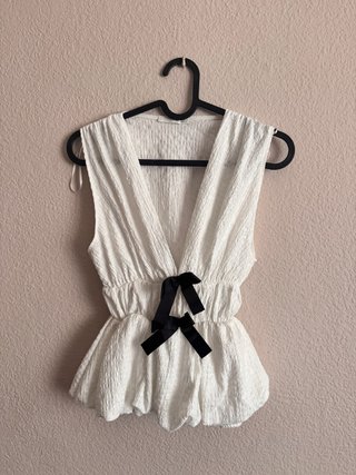 Top blanco con lazos negros