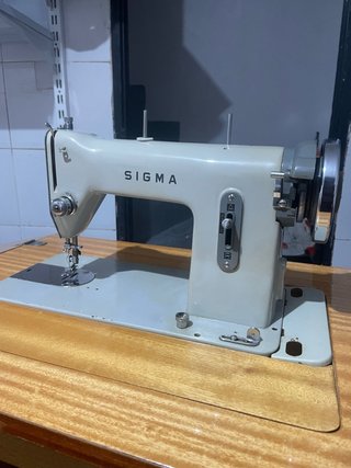 Máquina de coser vintage SIGMA con mueble y pedal