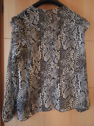 Blusa con estampado de serpiente