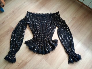 Blusa negra con lunares dorados