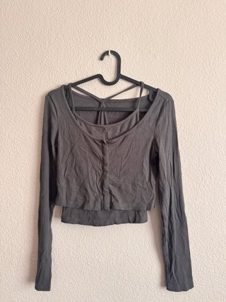 Top de manga larga gris