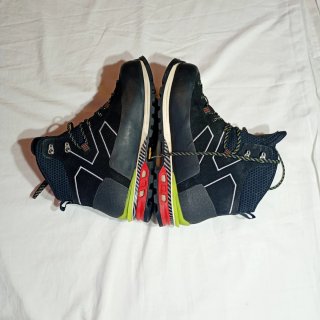 Botas de montaña negras