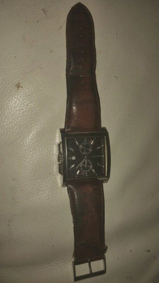 Reloj Guess con correa de piel