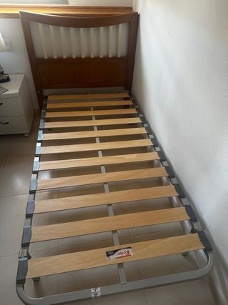 Conjunto de cama: somier, cabezal y mesita