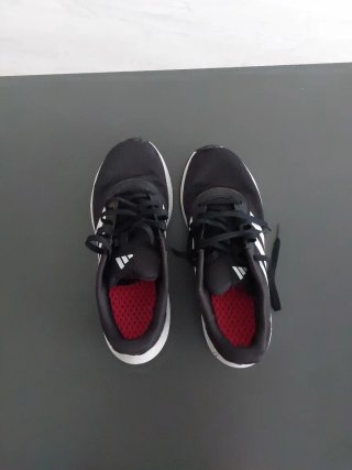 Zapatillas Adidas Negras y Blancas