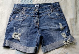 Pantalón short vaquero roto