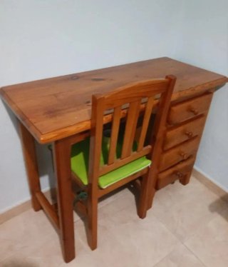 Escritorio de madera con silla