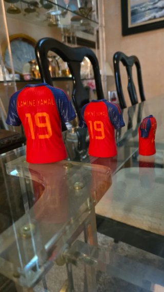 Camisetas impresas en 3D tipo figura Lamine Yamal.