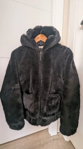 Chaqueta de pelo sintético negra H&M
