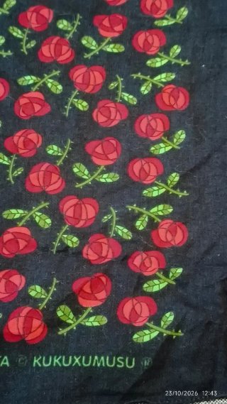 Pañuelo Kukuxumusu con Estampado de Rosas