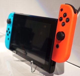 Nintendo Switch con Joy-Con Azul y Naranja