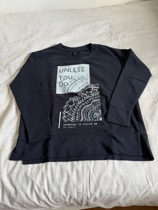 Sudadera azul marino con estampado mandala