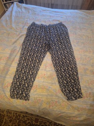 Pantalón estampado azul y blanco