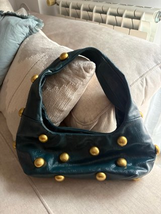 Bolso Teal con Detalles Dorados
