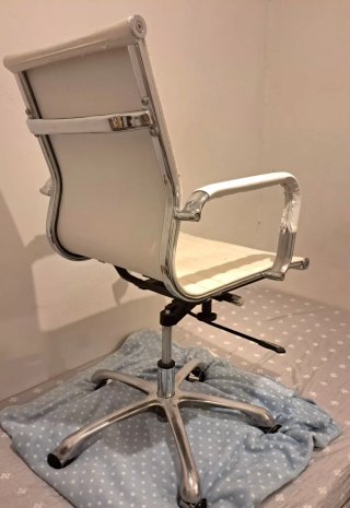 Silla de oficina blanca