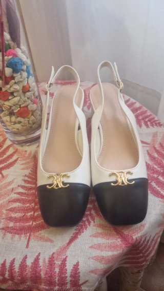 Zapatos bicolor con detalle metálico