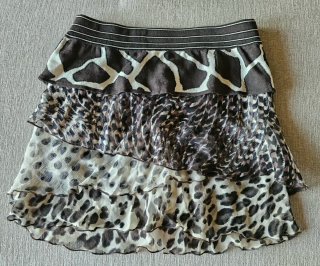Falda con volantes y estampado animal