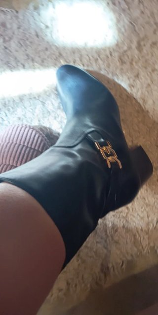 Botines Negros con Detalle Dorado