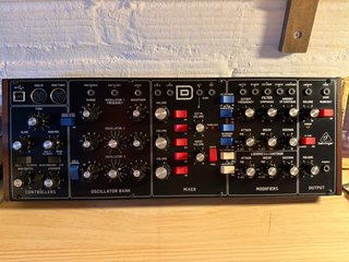 Sintetizador Behringer Model D