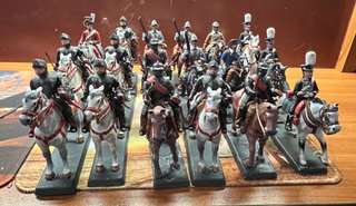 Set di 18 soldatini di piombo a cavallo