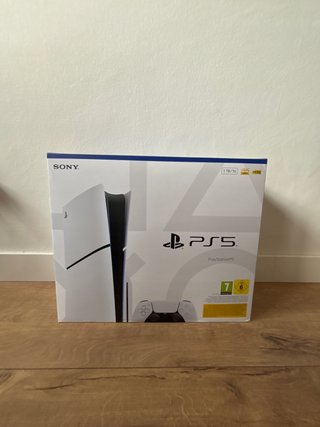 PlayStation 5 Slim con lector de discos y cables