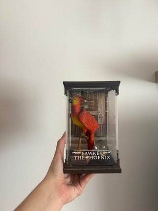 Figura Fawkes el Fénix en vitrina