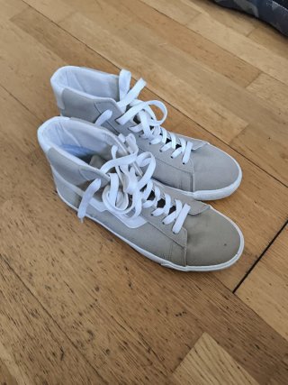 zapatillas altas en color beige